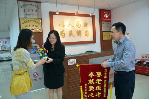 尊老愛(ài)老，奉獻(xiàn)愛(ài)心 ——佛山市安安美容保健品有限公司“敬老、愛(ài)老” 送產(chǎn)品活動(dòng)